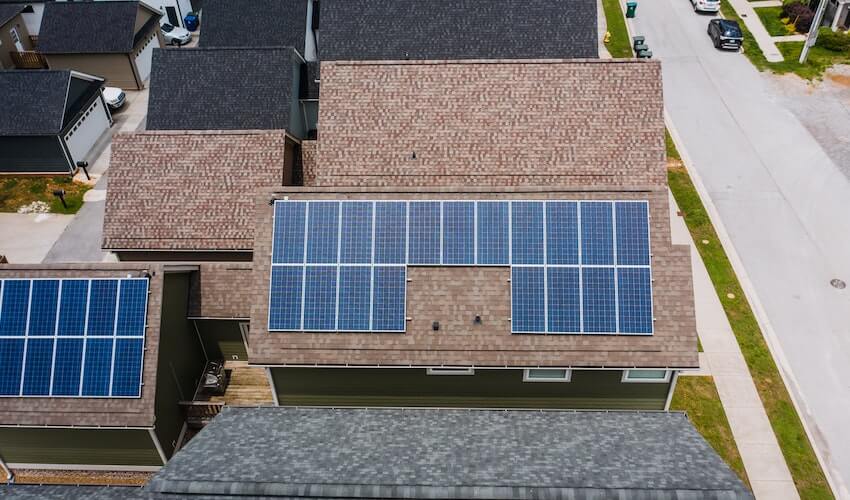 tipuri de sisteme fotovoltaice - case, acoperis, panouri fotovoltaice