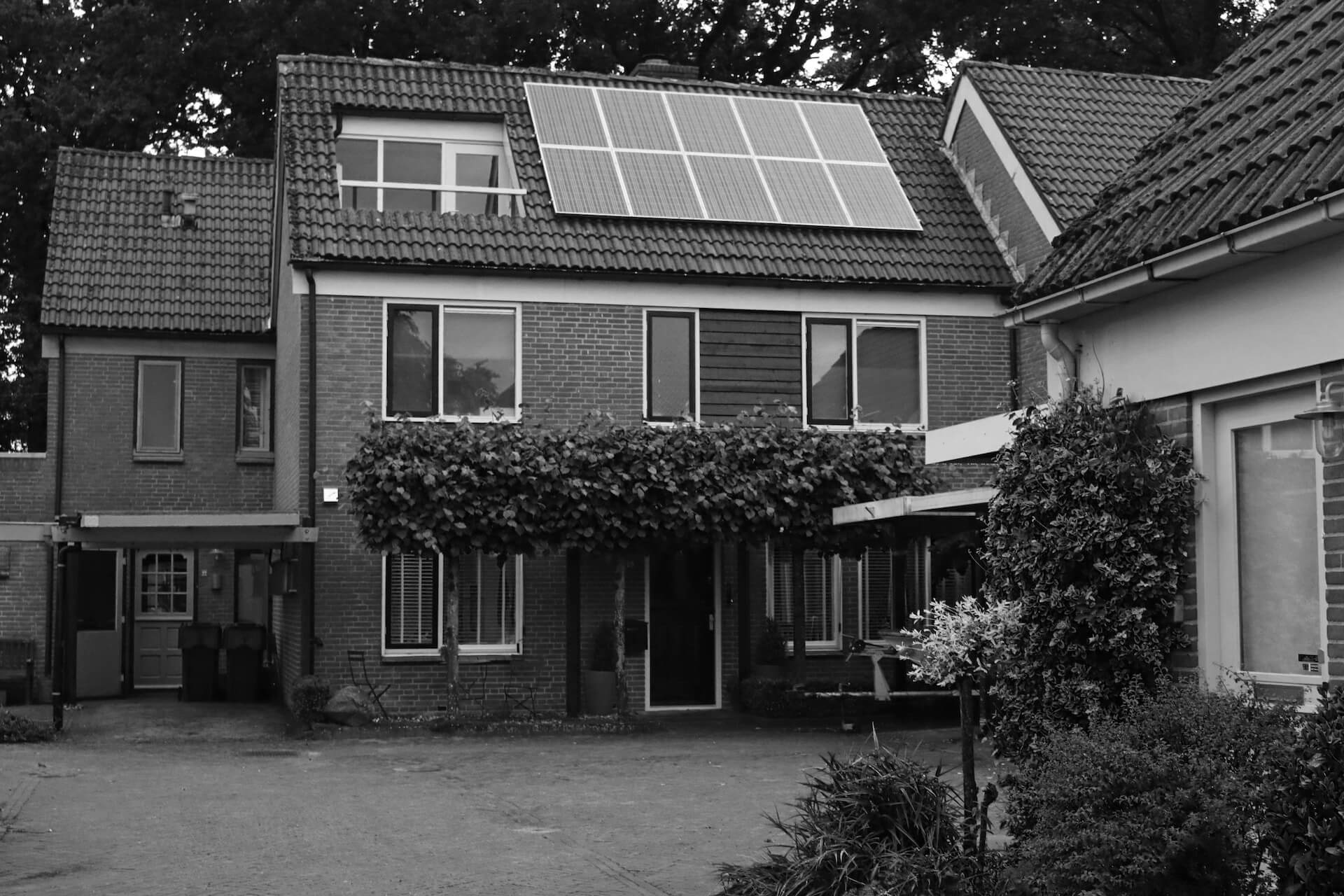 Casa cu panouri fotovoltaice - beneficiile folosirii energiei solare pentru locuinta ta